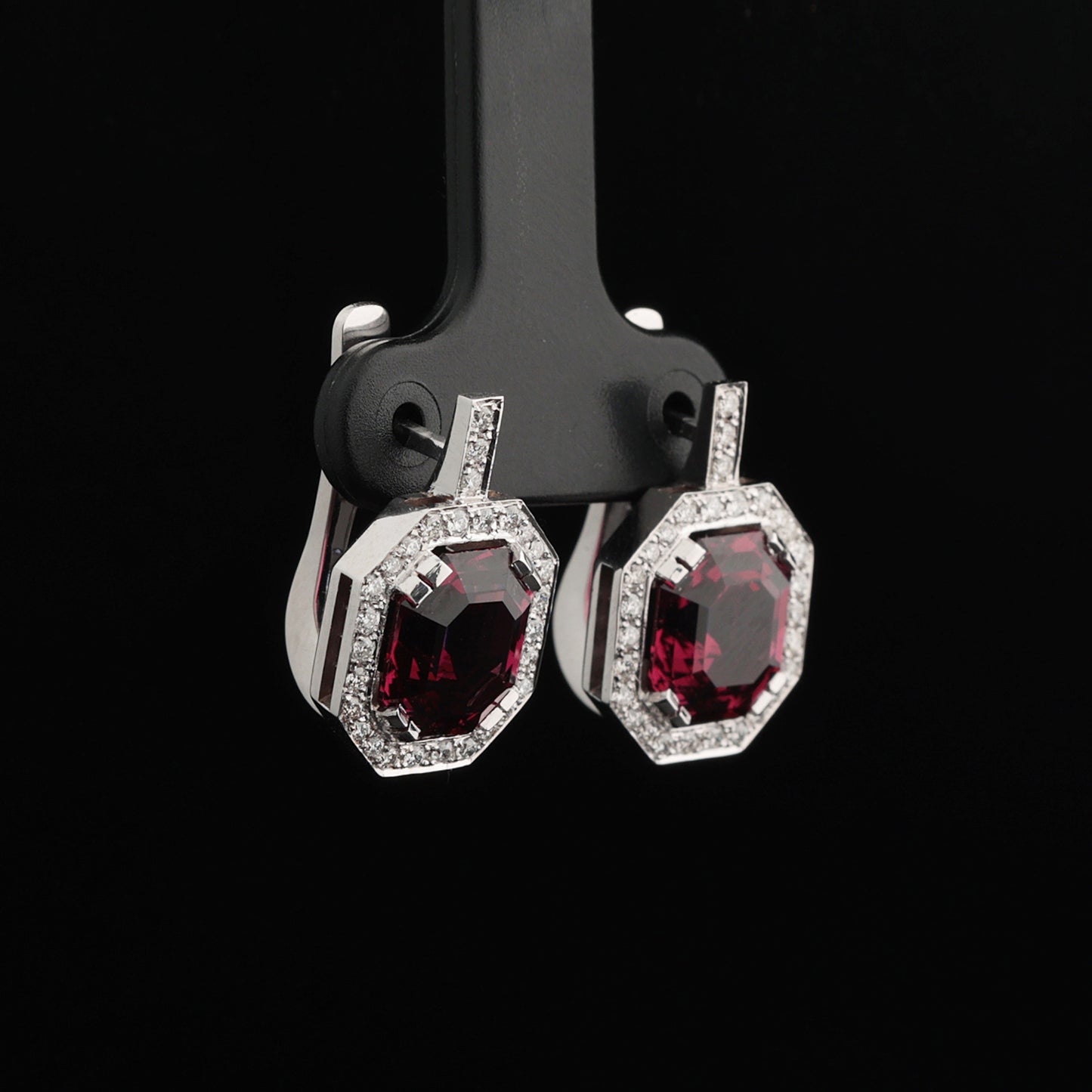 Auskari ar Granātiem 6.53 ct un Dimantiem 0.65 ct, Baltais zelts 585° (14K)