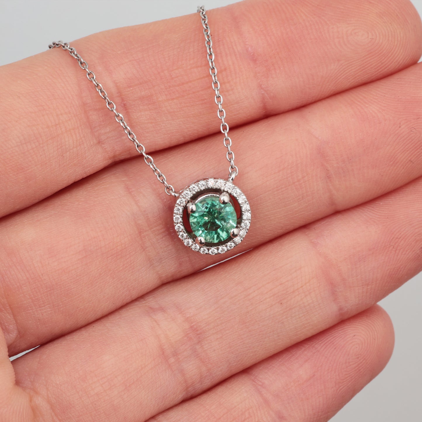 Kulons ar Smaragdu 0.75 ct un Dimantiem 0.12 ct, Baltais zelts 750° (18K)