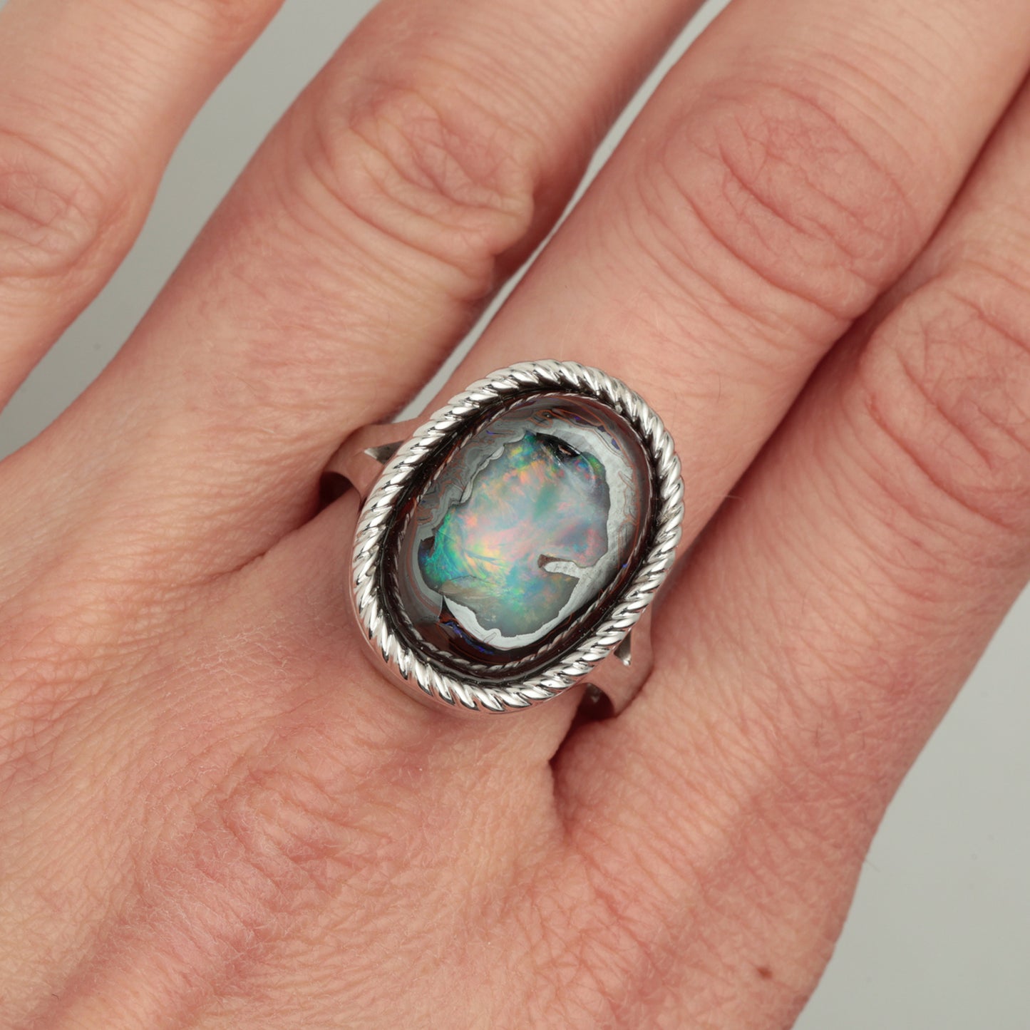 Gredzens ar Dabīgo Austrālijas Opālu 7.14 ct, Baltais zelts 585° (14K)