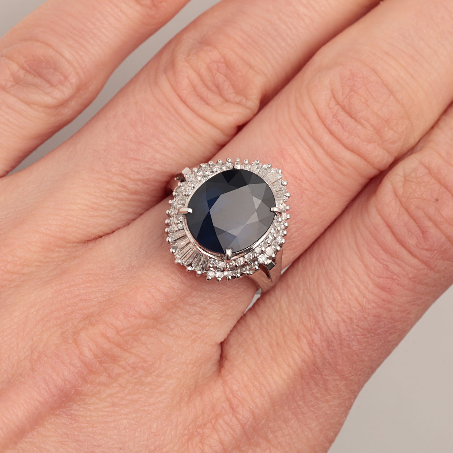 Ring with Sapphire 5.79 ct and Diamonds 0.57 ct, Platinum 900°
