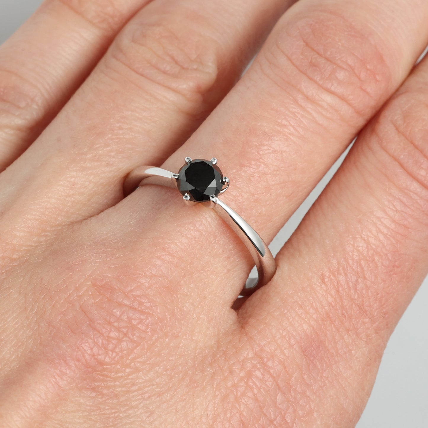 Gredzens ar Melno Dimantu 1.05 ct, Baltais zelts 585° (14K)