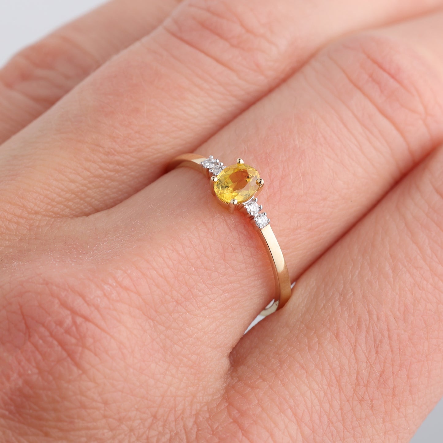 Gredzens ar Safīru 0.53 ct un Dimantiem 0.04 ct, Dzeltenais zelts 585° (14 K)