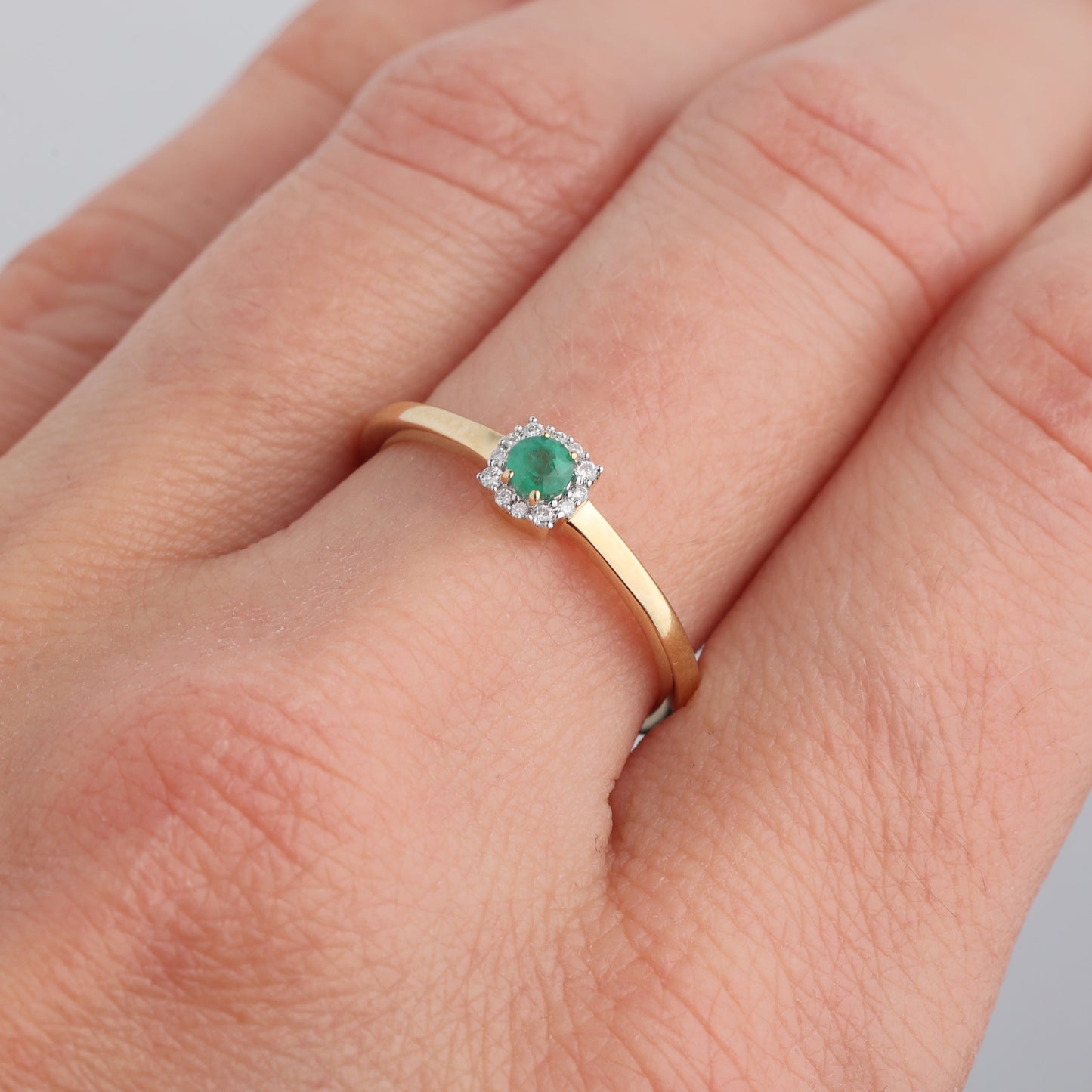 Кольцо с Изумрудом 0.12 карат и Бриллиантами 0.04 карат, Желтое Золото 585° (14К)