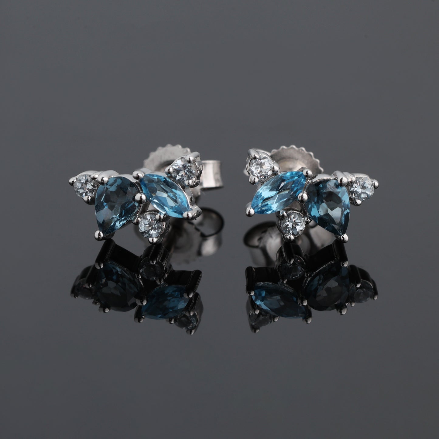 Auskari ar Topāziem 0.60 ct, Baltais zelts 750° (18K)