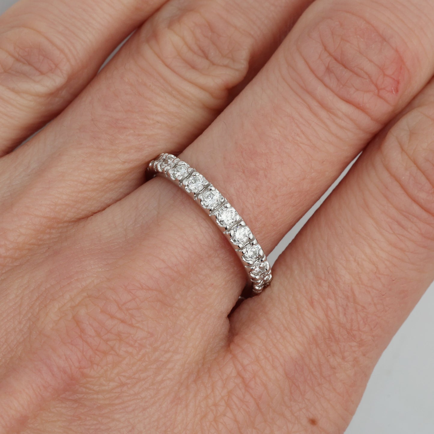 Gredzens ar Dimantiem 0.65 ct, Baltais zelts 585° (14K)