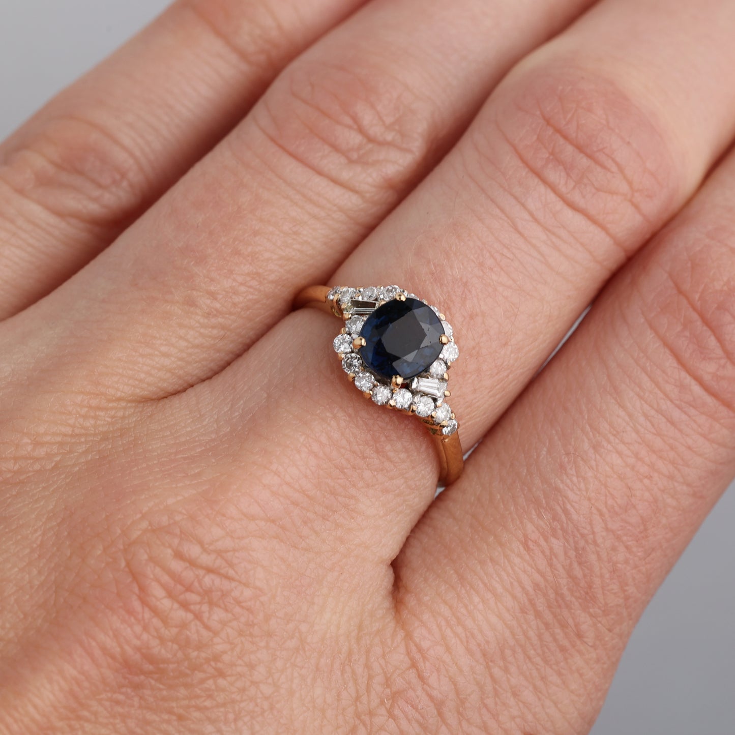 Gredzens ar Safīru 1.10 ct un Dimantiem 0.24 ct, Dzeltenais zelts 750° (18K)