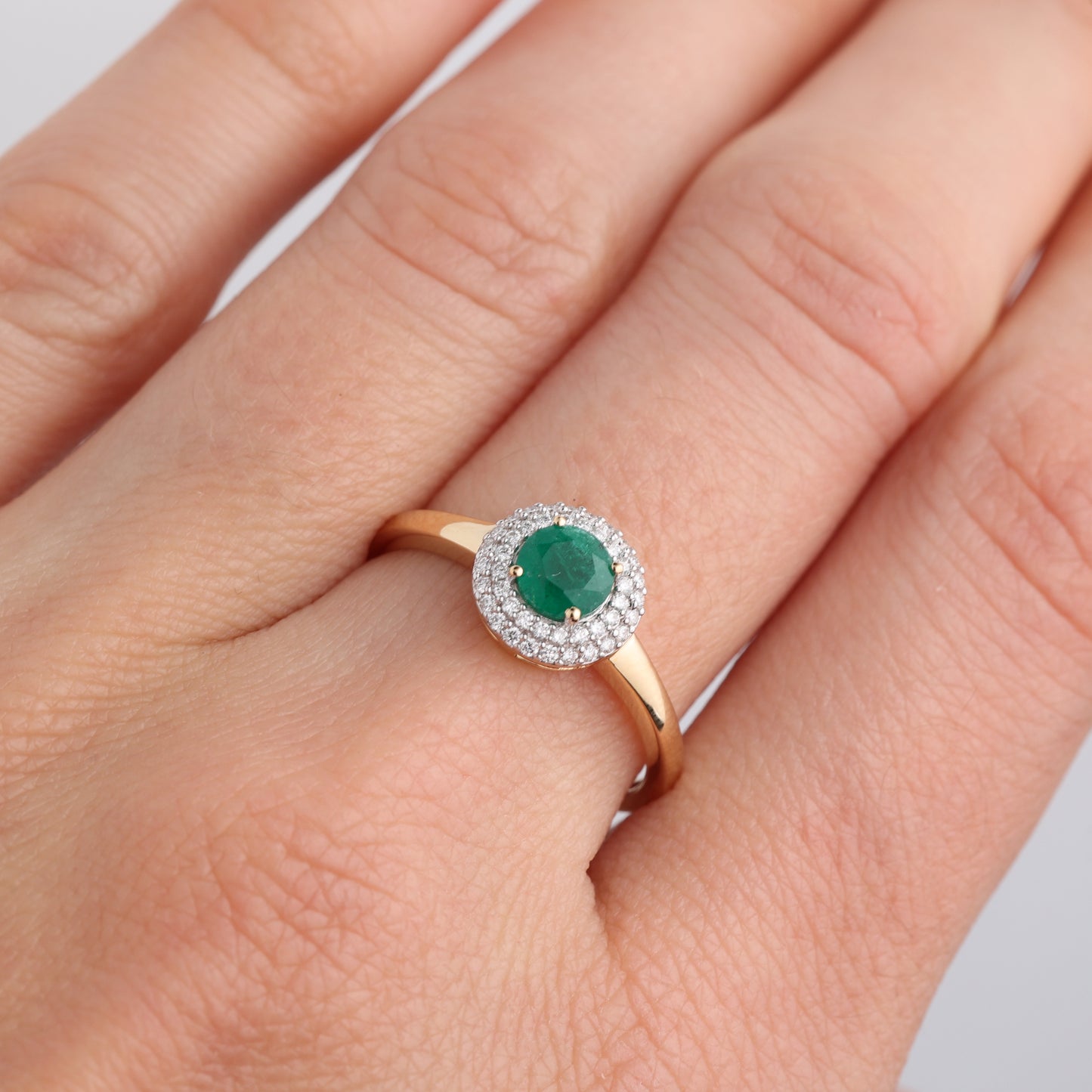 Gredzens ar 0.48 ct Smaragdu un Dimantiem 0.15 ct, Dzeltenais zelts 750° (18K)