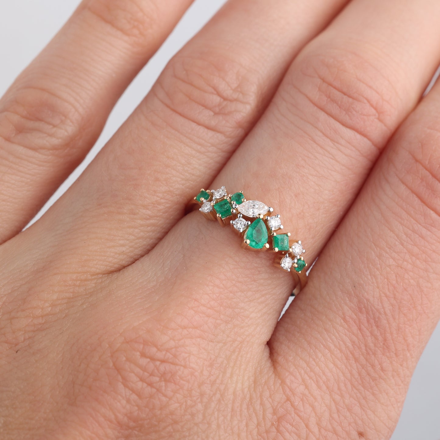 Gredzens ar 0.32 ct Smaragdiem un Dimantiem 0.22 ct, Dzeltenais zelts 750° (18K)