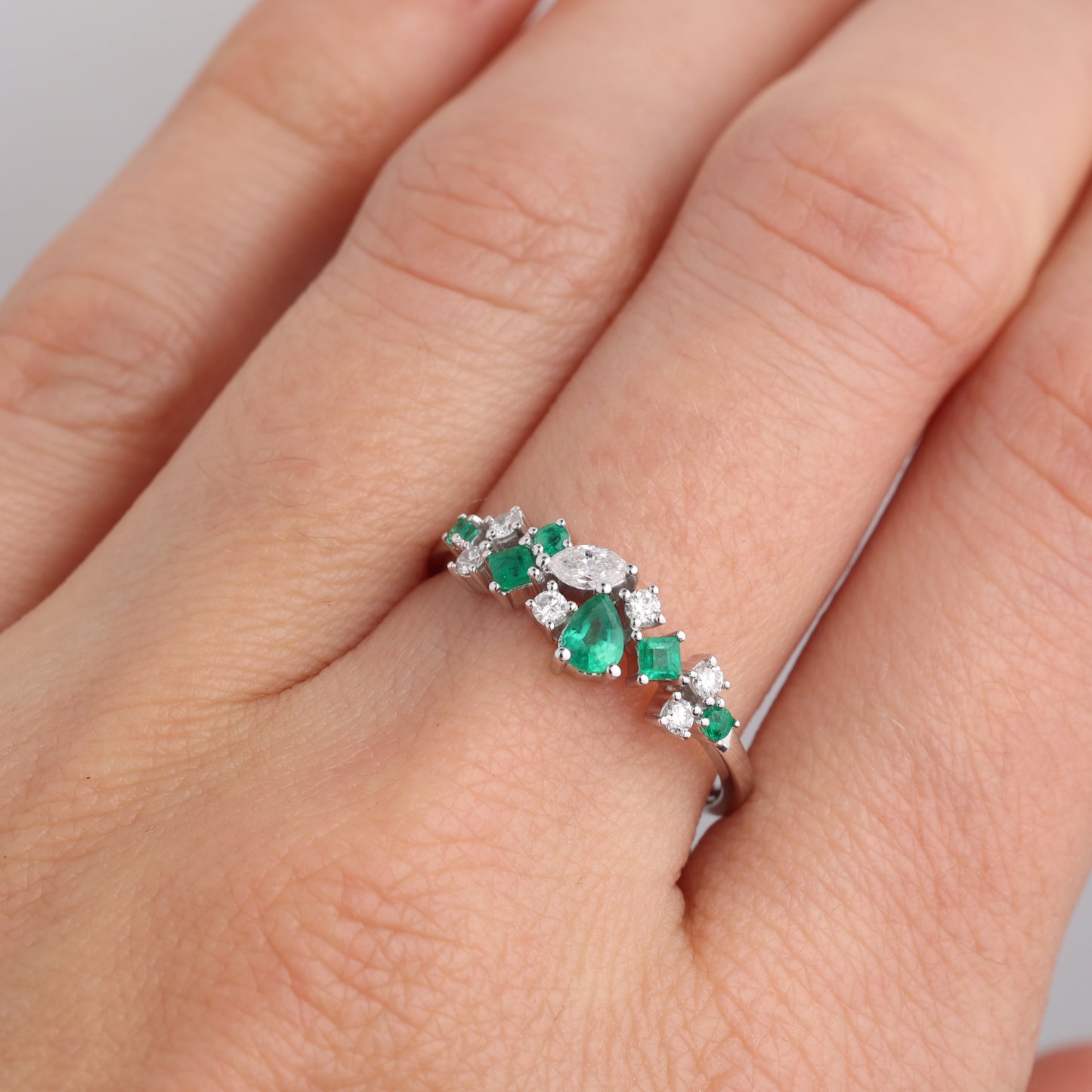 Gredzens ar 0.31 ct Smaragdiem un Dimantiem 0.22 ct, Baltais zelts 750 ° (18 K)