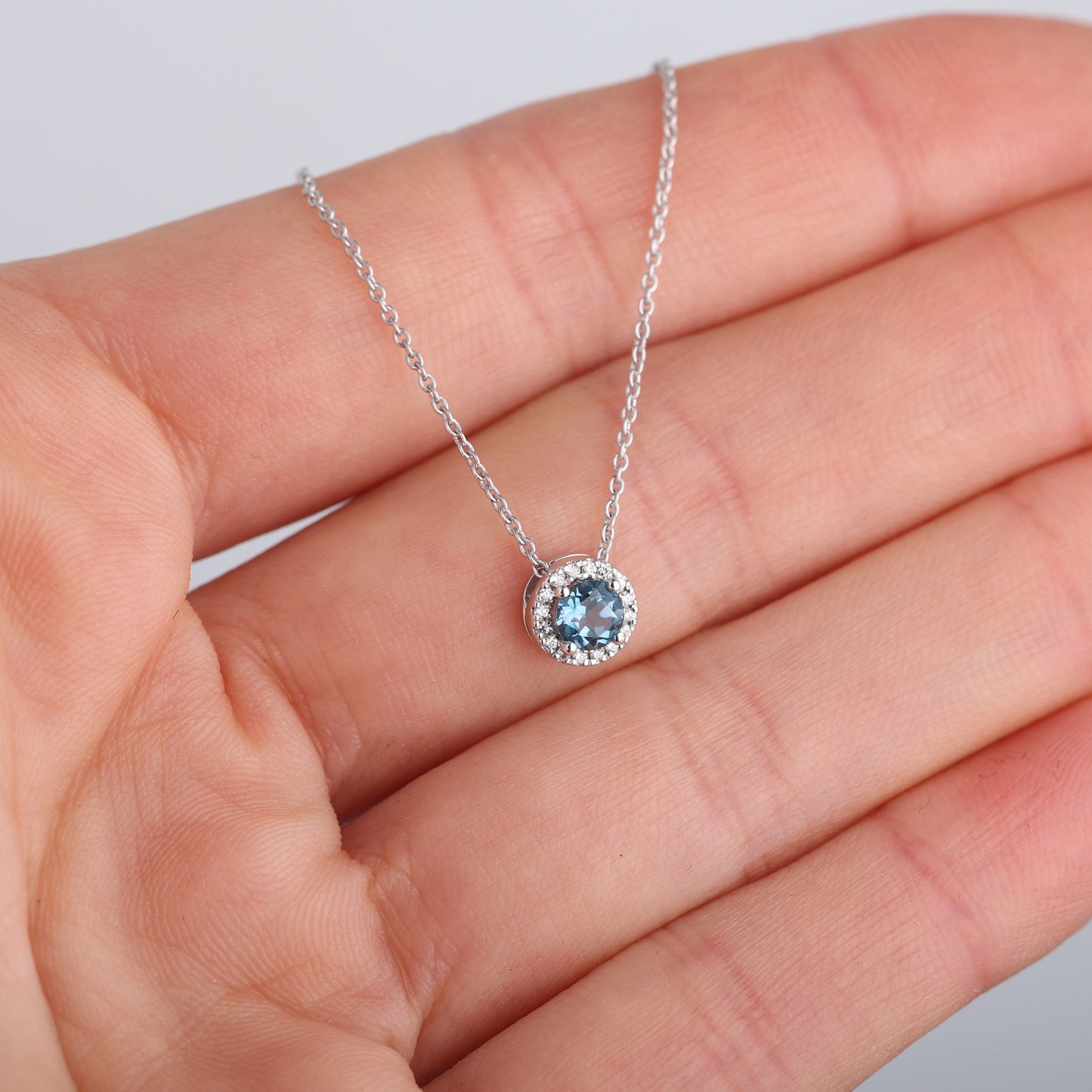 Kulons ar Topāzu 0.32 ct un Dimantiem 0.05 ct, Baltais zelts 585° (14K)