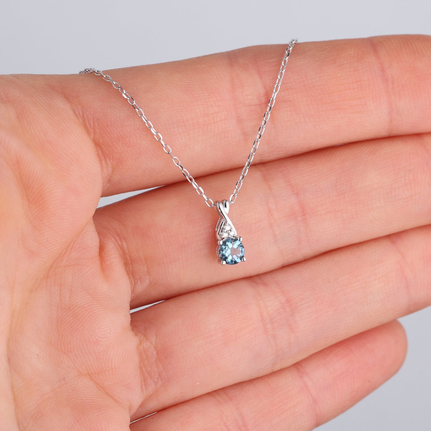 Pendant with Topaz 0.29 ct and Diamonds 0.01 ct, White Gold 585° (14K)