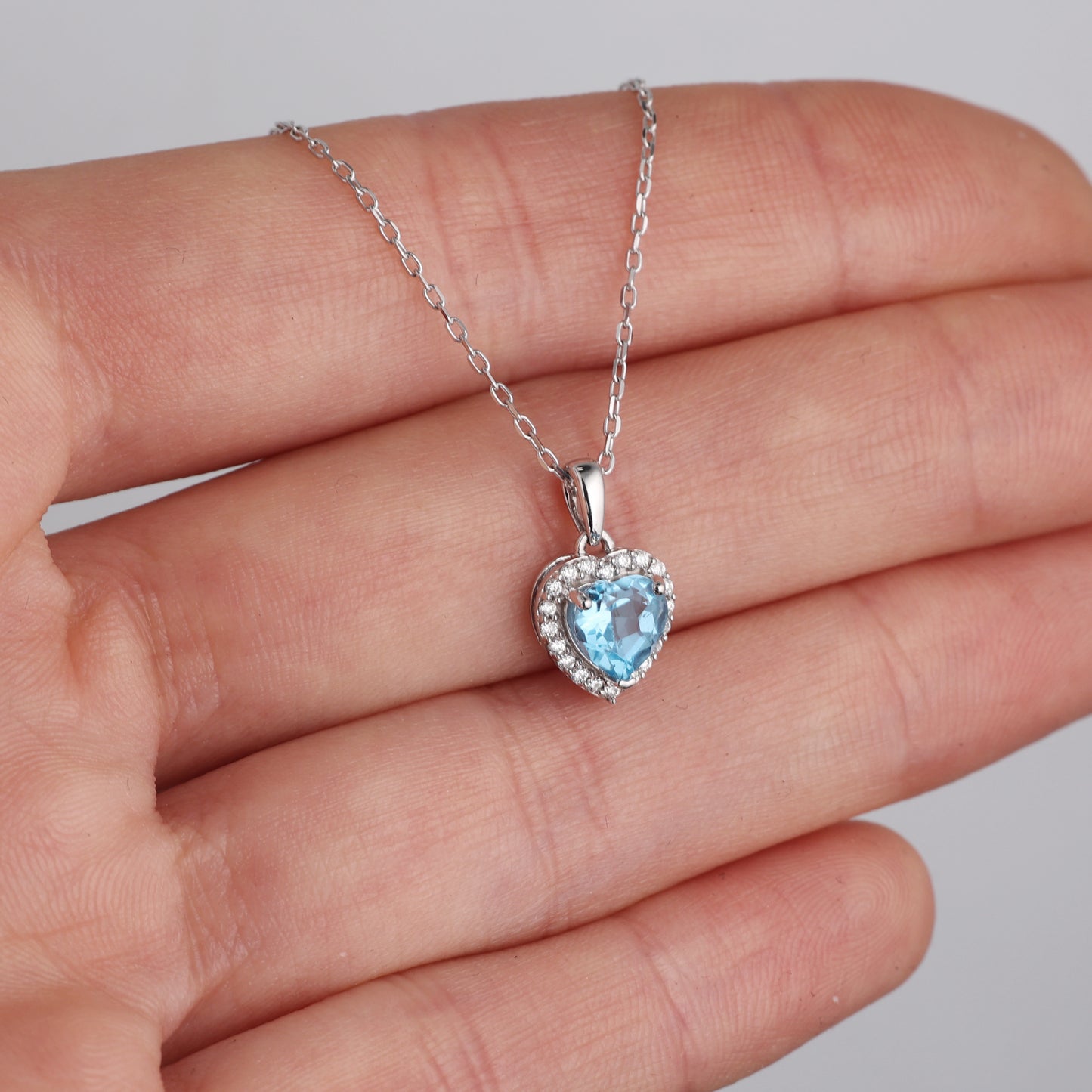 Kulons ar Topāzu 0.80 ct un Dimantiem 0.10 ct, Baltais zelts 750° (18K)