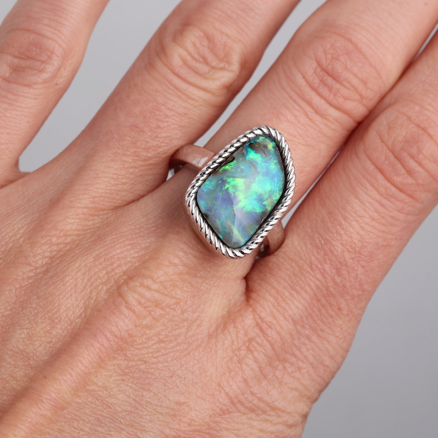 Кольцо с Натуральным Австралийским Опалом 7.14 карата, Белое золото 585° (14К)