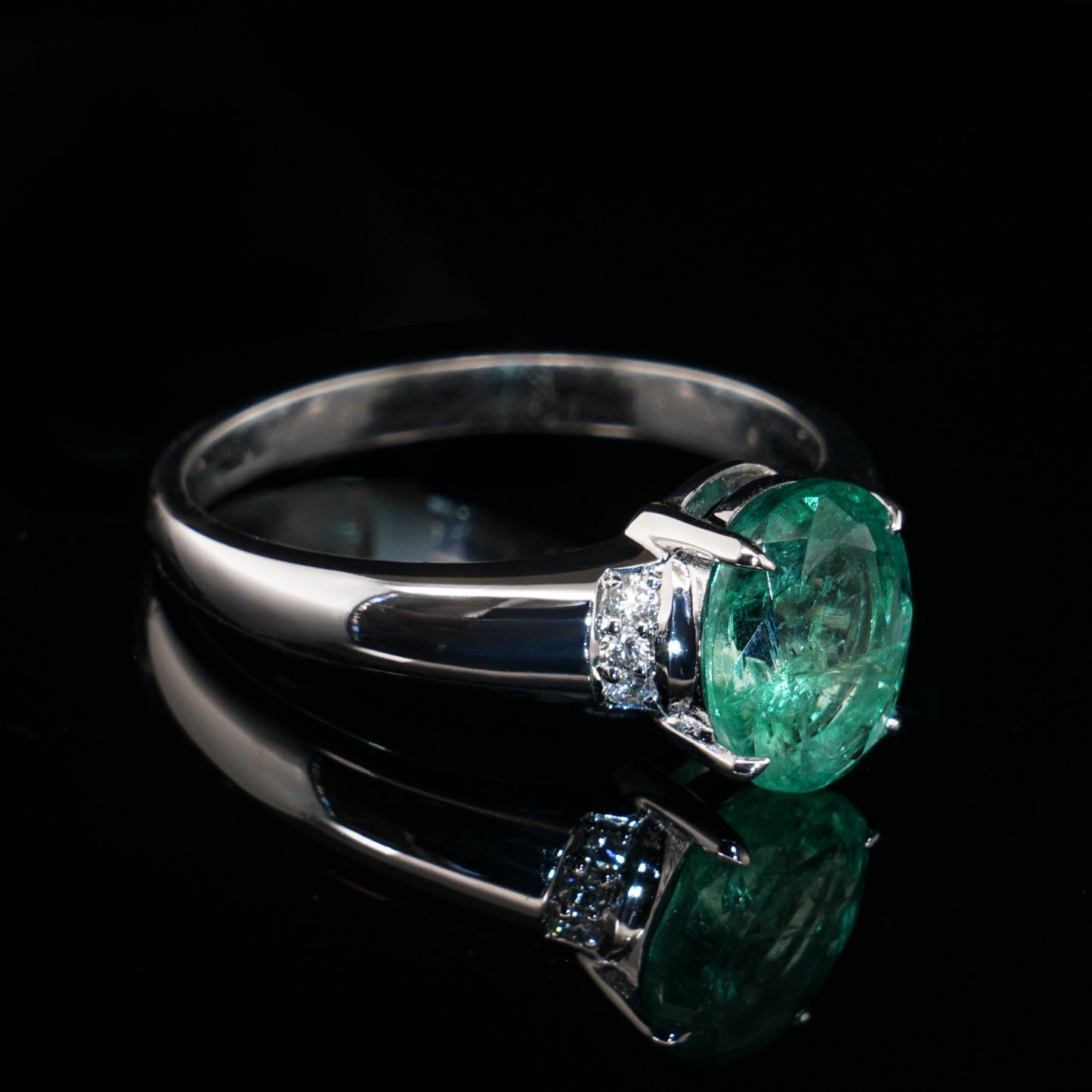 Кольцо с Изумрудом 1.50 карат и Бриллиантами 0.06 карат, Белое золото 585° (14К)