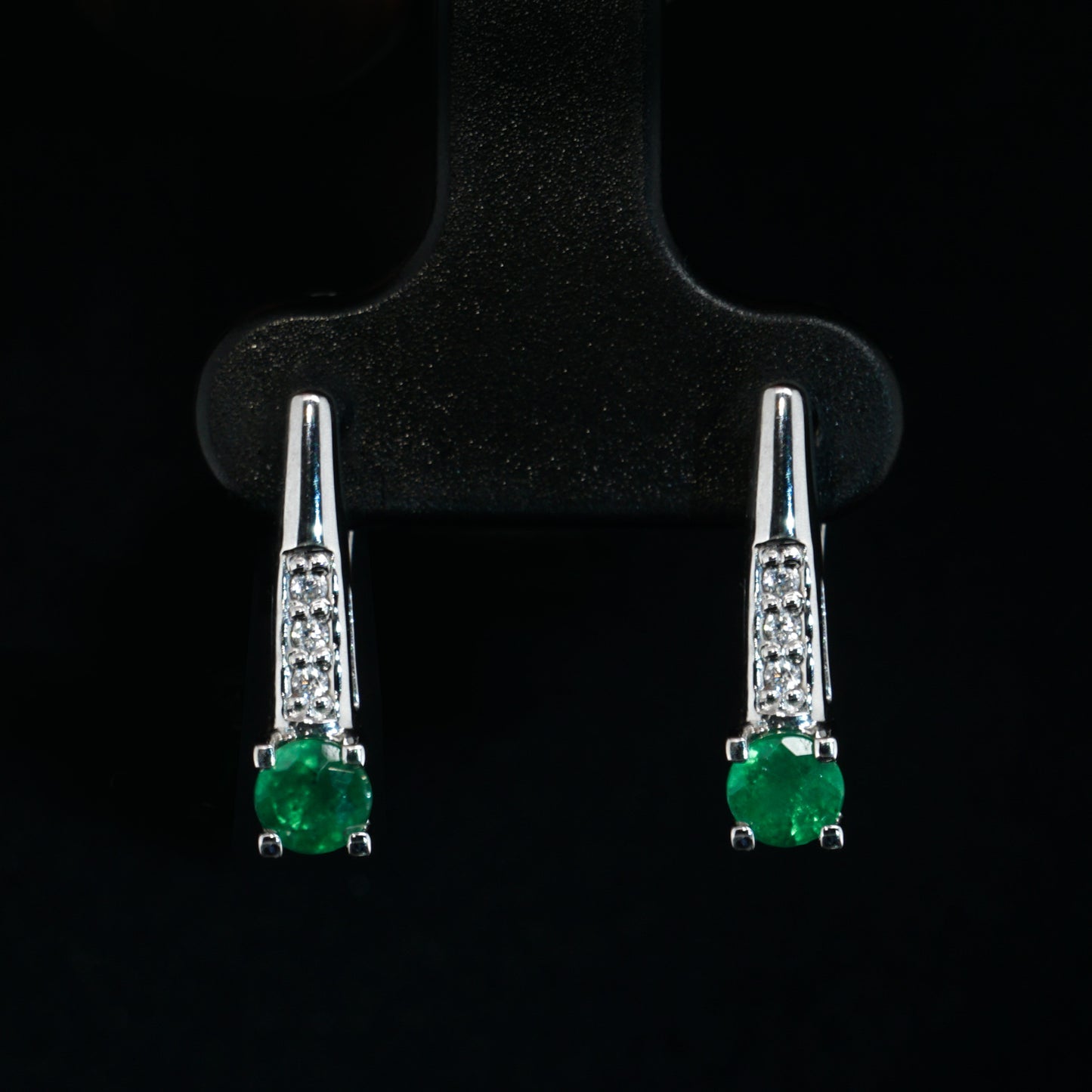 Auskari ar smaragdiem un dimantiem, baltais zelts 585° (14K)