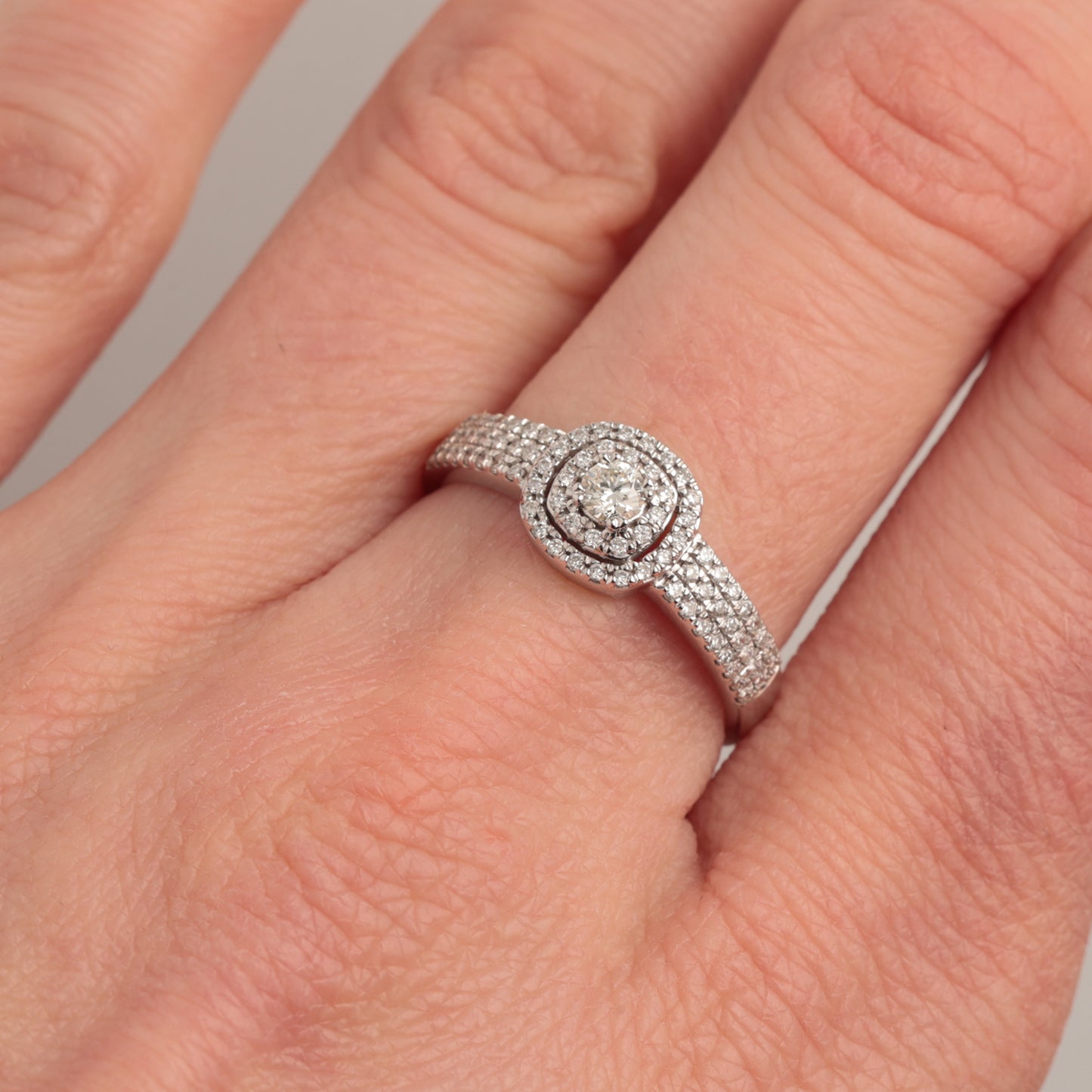 Gredzens ar Dimantiem 0.40 ct, Baltais zelts 750° (18K) 