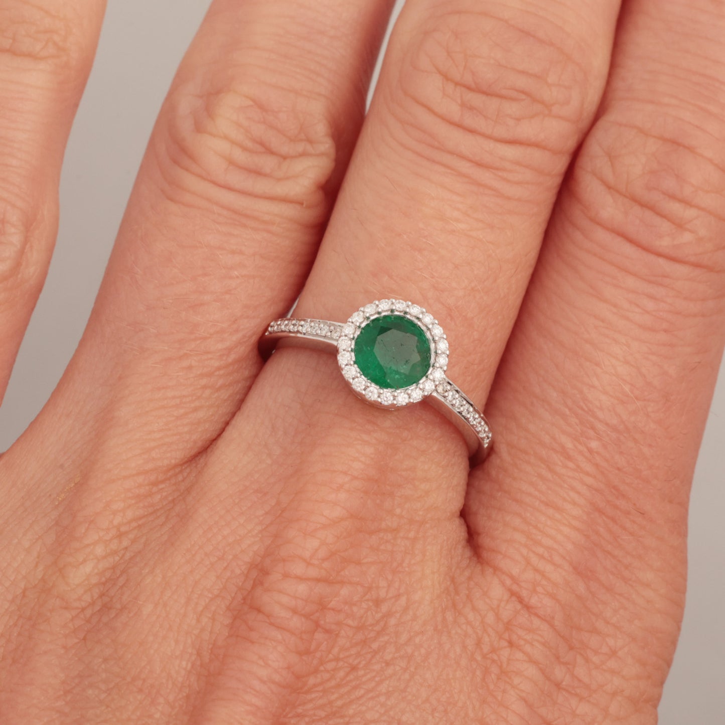 Ring with Emerald 0.75 ct, White Gold 585° (14K)