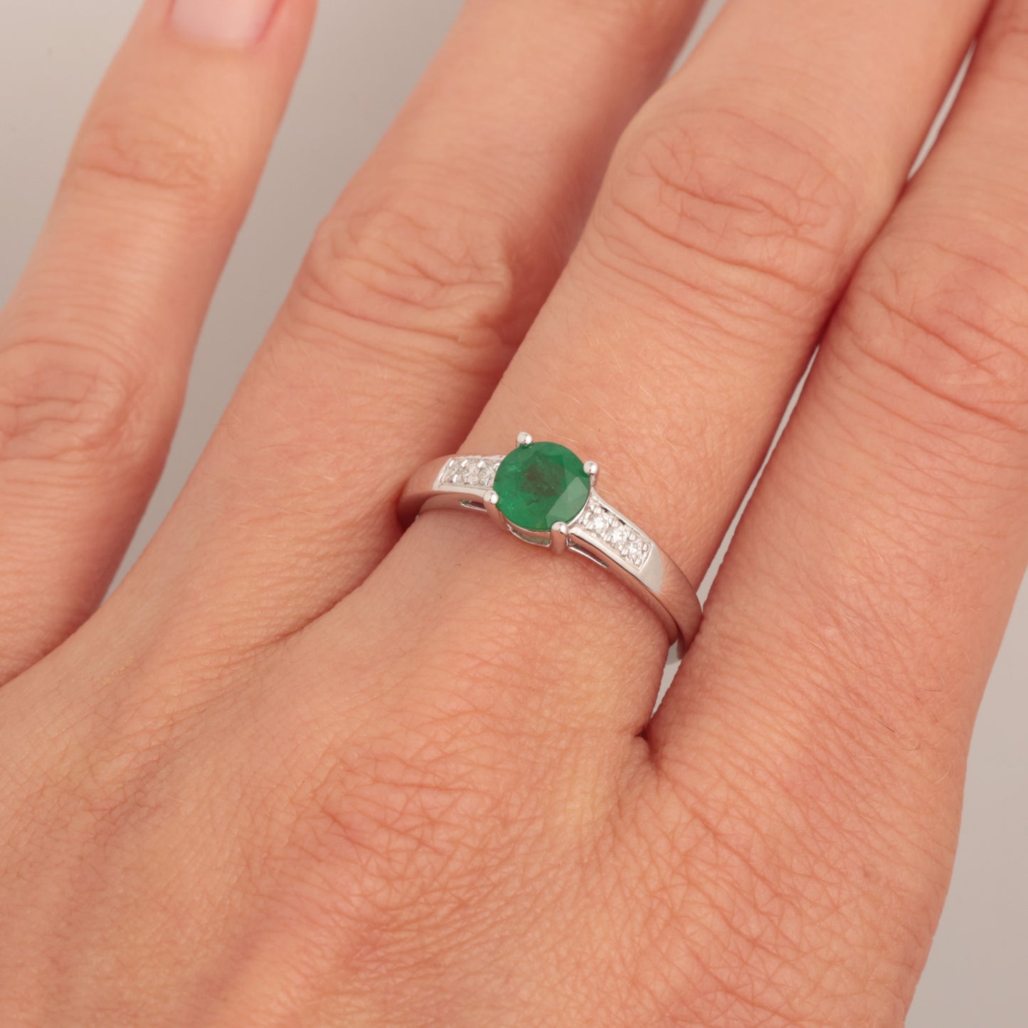 Ring with Emerald 0.80 ct, White Gold 585° (14K)