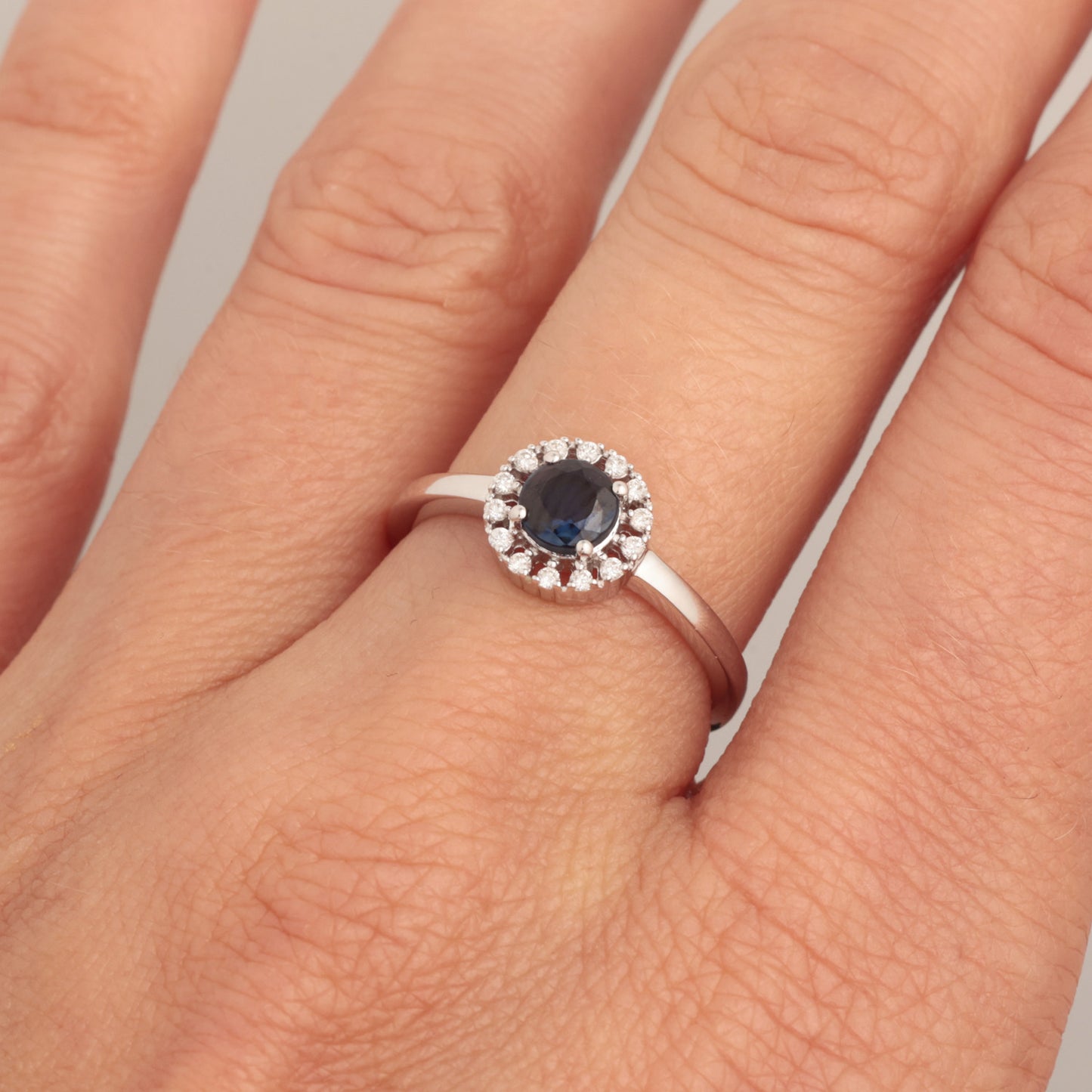 Ring with Sapphire 0.60 ct, White Gold 585° (14K)