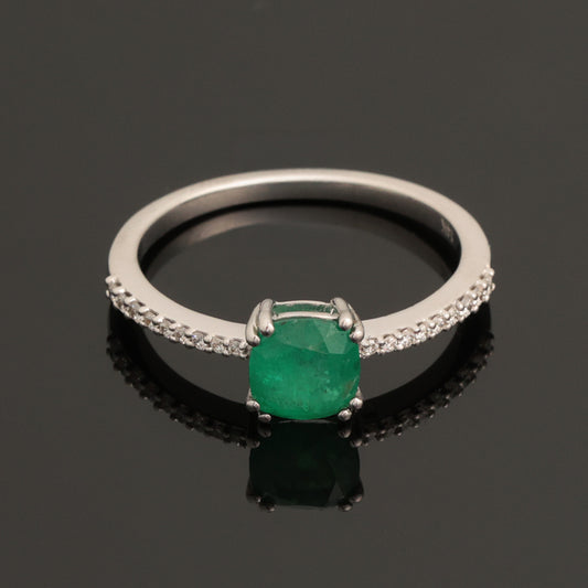 Gredzens ar smaragdu 0,90 ct un dimantiem 0,15 ct, baltais zelts 585° (14K)