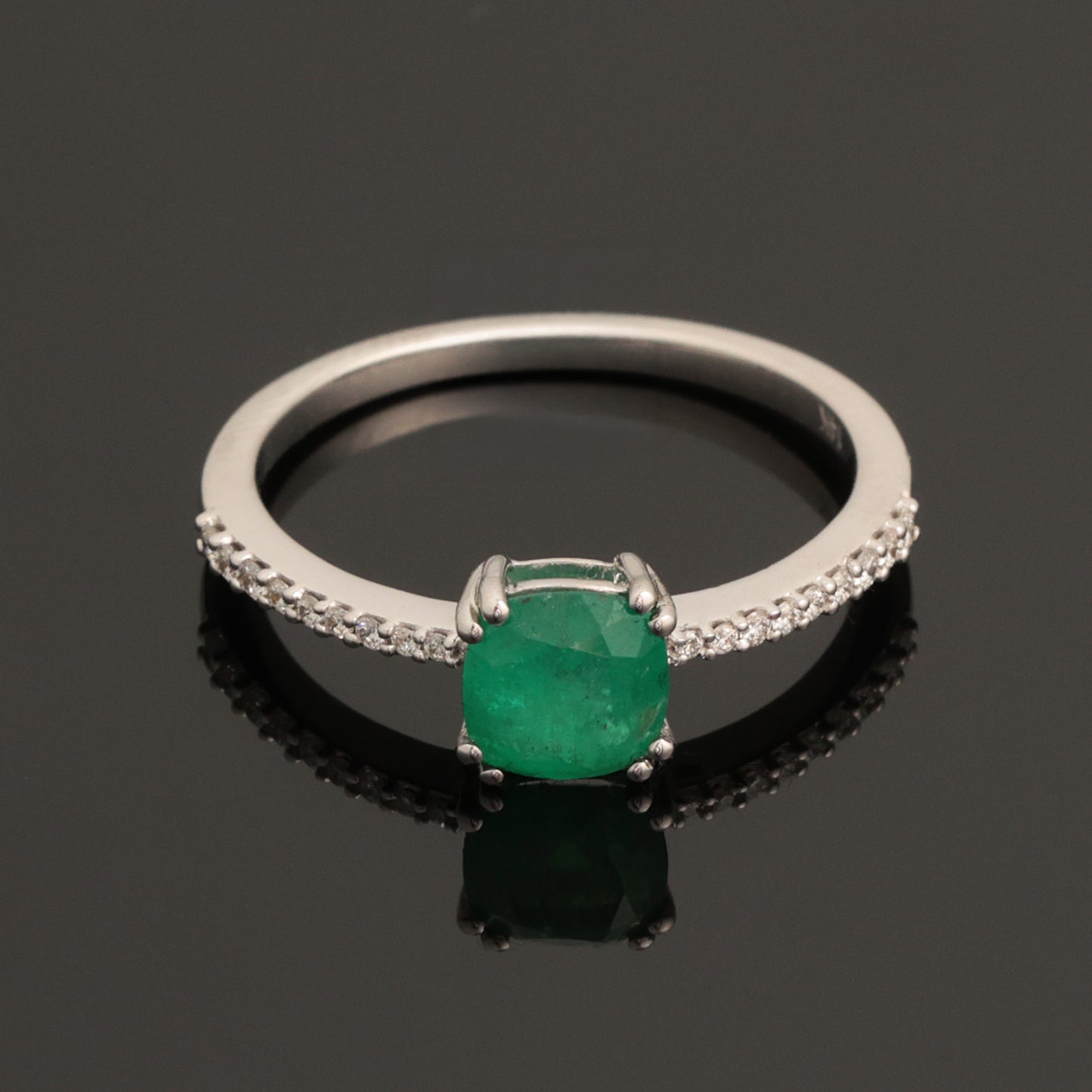 Ring with Emerald 0.76 ct, White Gold 585° (14K)
