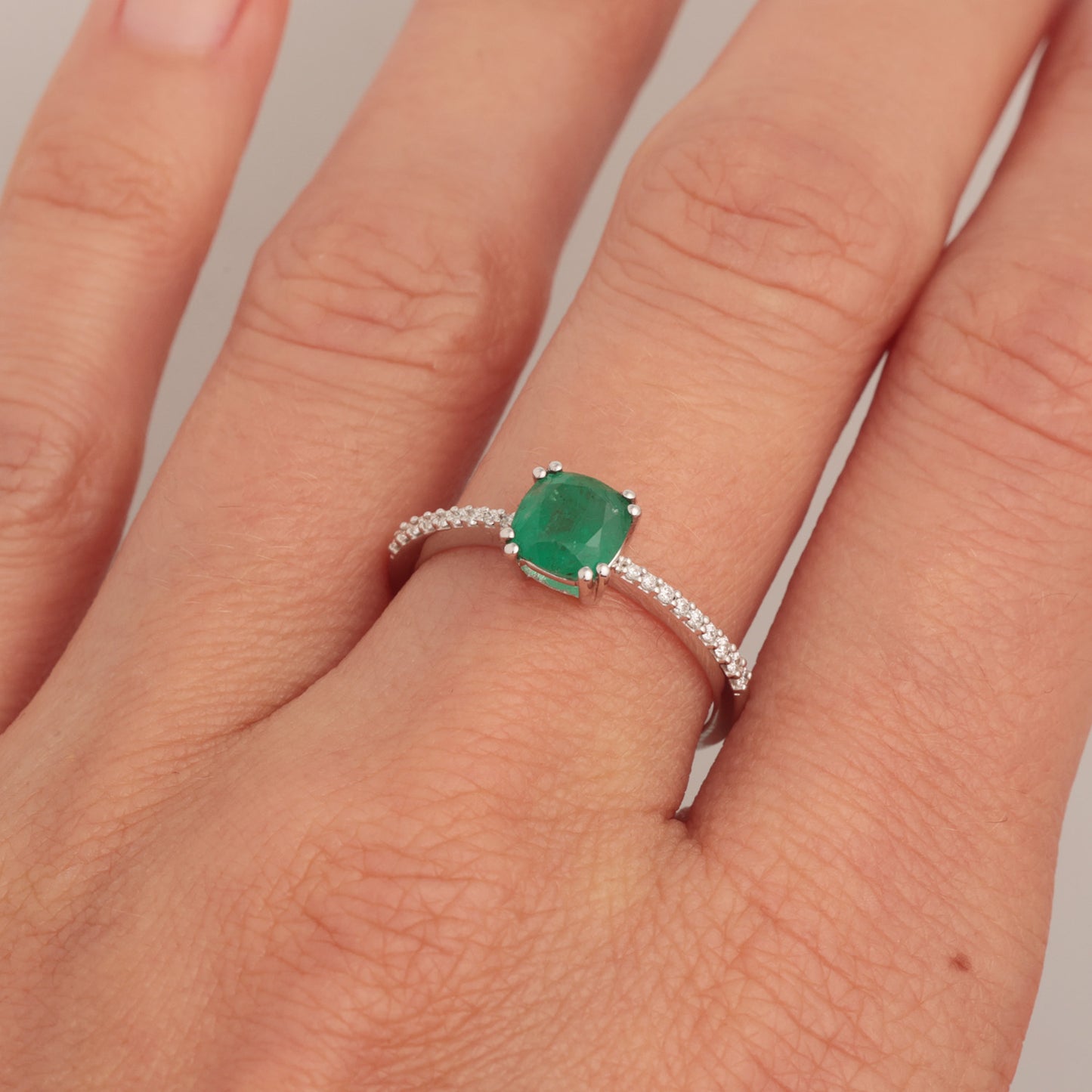 Ring with Emerald 0.76 ct, White Gold 585° (14K)