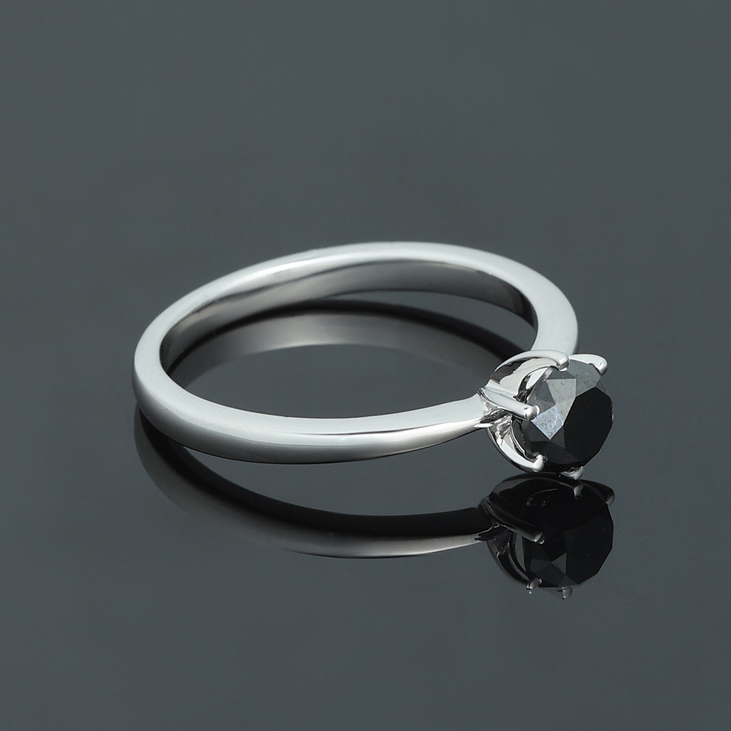 Gredzens ar Melno Dimantu 1.05 ct, Baltais zelts 585° (14K) 